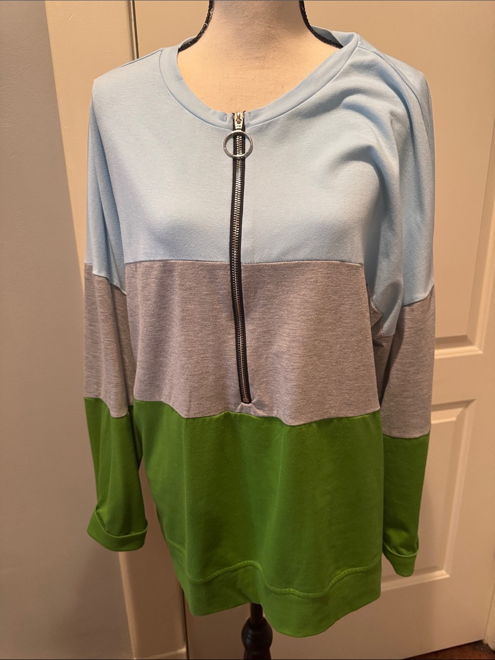 Colorblock Zip-Front Women's Sweater - Light Blue Gray Green
